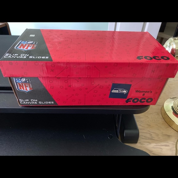 NFL NWOT women's Seahawks slip on shoes size 8 - Picture 9 of 11